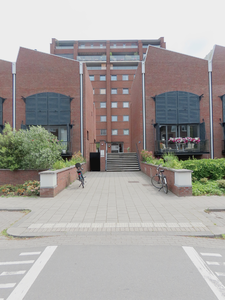 915039 Gezicht op de voorgevels van de woningen Shakespearelaan 10 en 11, met op de achtergrond het appartementengebouw ...